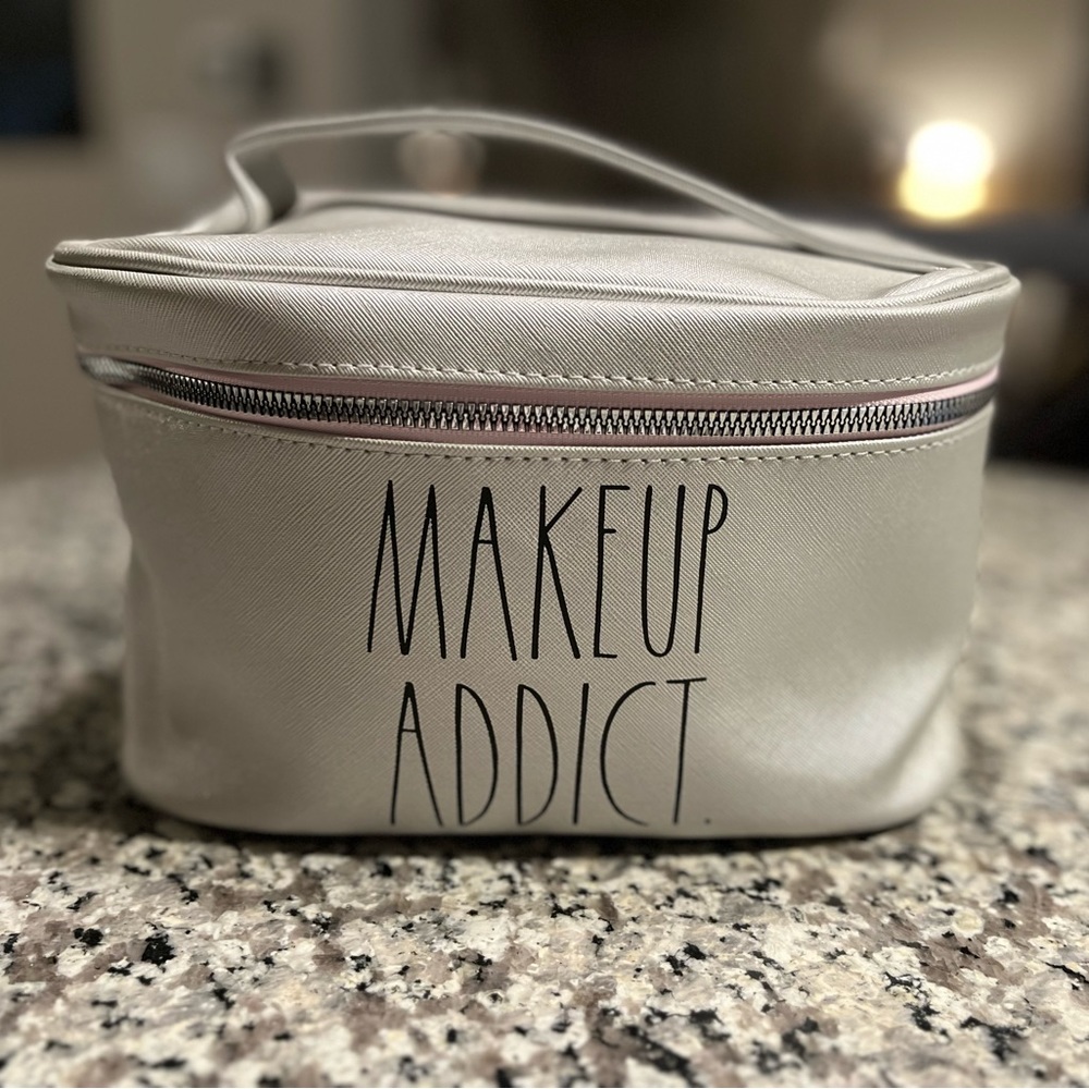 ⭐️ Rae Dunn “makeup addict” cosmetic bag